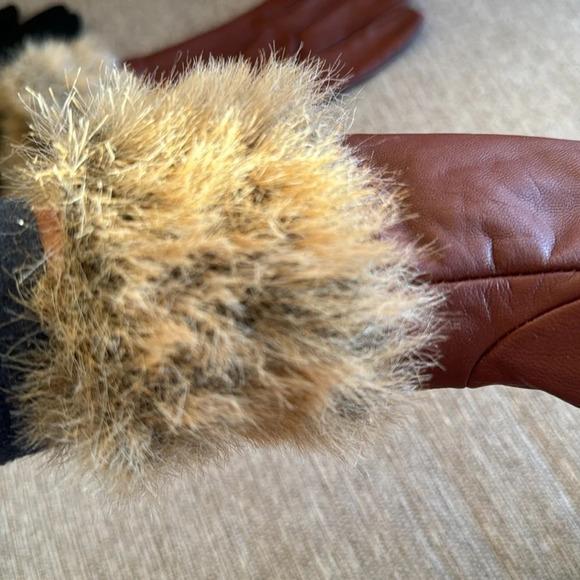 Brown leather gloves with faux fur fit like a large - Picture 5 of 6